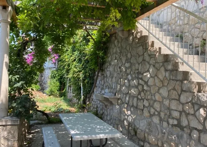 Charming Seafront At Mara